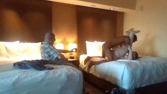 Милфу-хотвайф трахнули огромным большим черным членом за кулисами