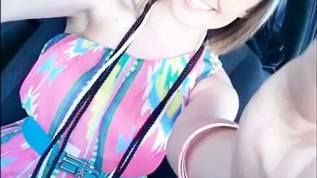 Сексуальная молодая пара обнаженных и занимается сексом в любительском видео