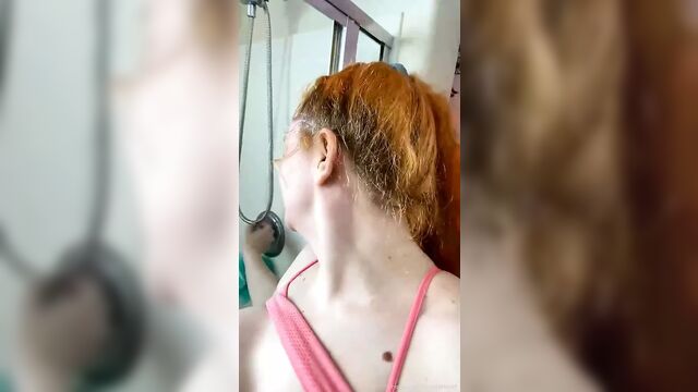 Под грудью Penny's - йога топлесс