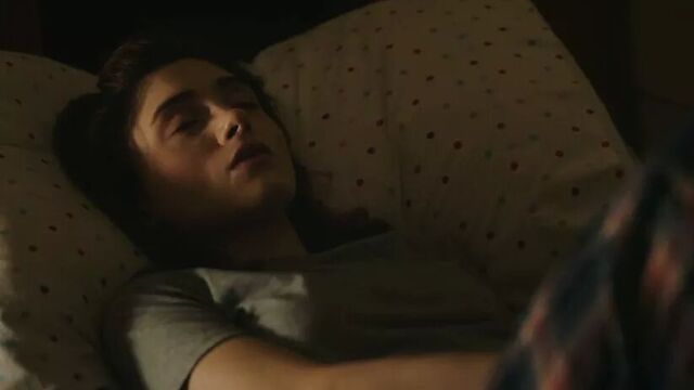 Наталья Дайер мастурбирует по телефону, да, бог, да (2019)