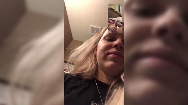 Пара блондинки и бойфренда в любительском видео на лице вместе