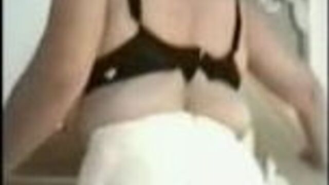 Королева с пояском, kiki