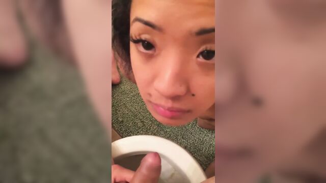 Азиатская нижняя обошлась вокруг сосущей хуй