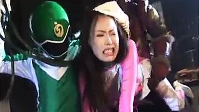 Японская розовая Power Ranger в беде