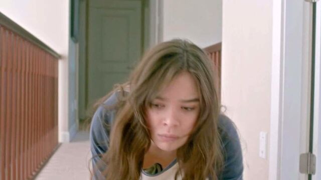 Сцена с выскользнувшим соском Hailee Steinfeld на scandalplanet.com