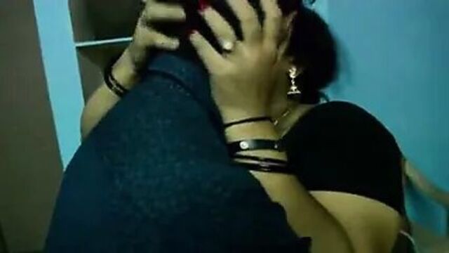 Телугу Толстушка тетушка соблазняет молодого паренька