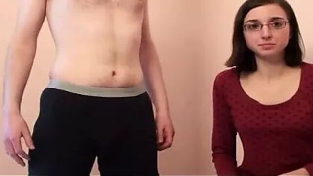 Одетые женщины, раздетый мужчина: время истины для игры завершено (симпатичная ботанистая девушка)