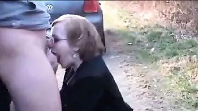 Она обожает сосать!