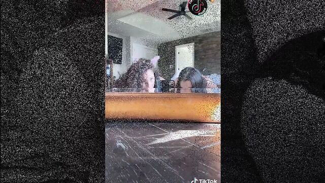 Большой черный член нападает на зайчика