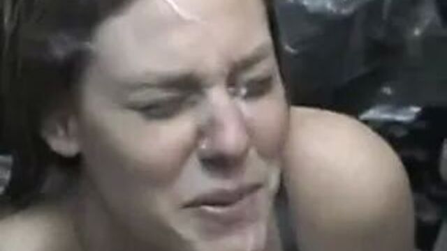 Настоящая мать и дочь делают минет