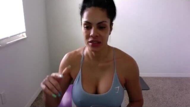 Горячая грудастая Nina Santiago занимается фитнесом