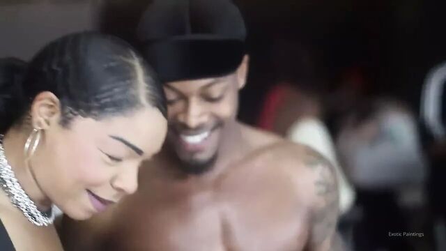 Одетые женщины, раздетый мужчина: вечеринка с красками и глотками