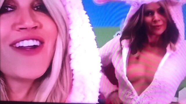 Сиськи Amanda Holden