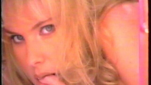 Page 3 Eve Vorley раздевается догола. красивая волосатая киска настоящей блондинки