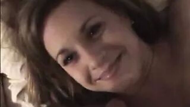 Симпатичная милфа - минет с камшотом в любительском видео