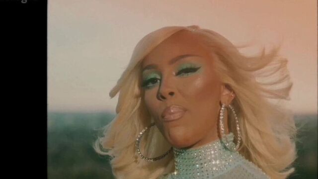 Кошка в Doja хочет твою сперму