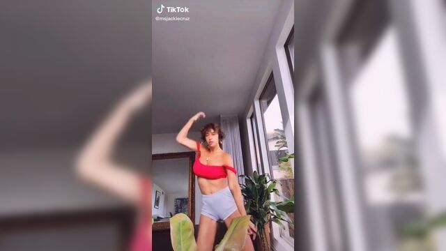 Jackie Cruz танцует на Tiktock 02