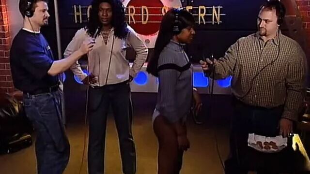 Faye лижет куриный самородок из задницы сестры, Howard Stern