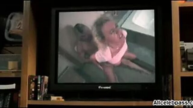 Elisha Cuthbert в сексуальных стрингах