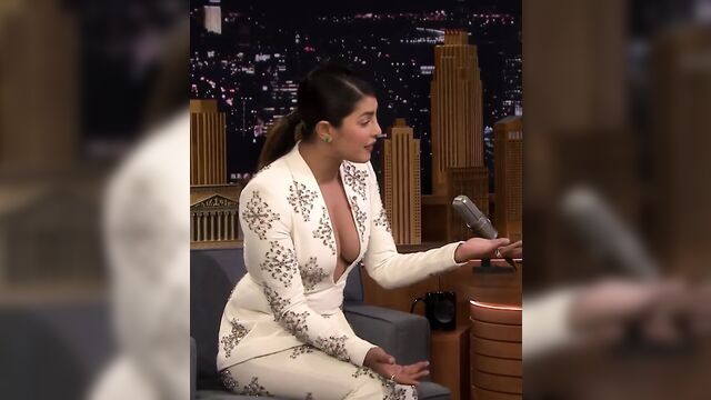 Приянка Chopra, горячее видео, Full HD - Jimmy Fallon (с разговором)
