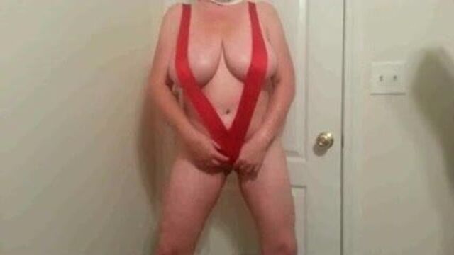 38-летняя сиськи Lateshay в красном домашнем купальнике