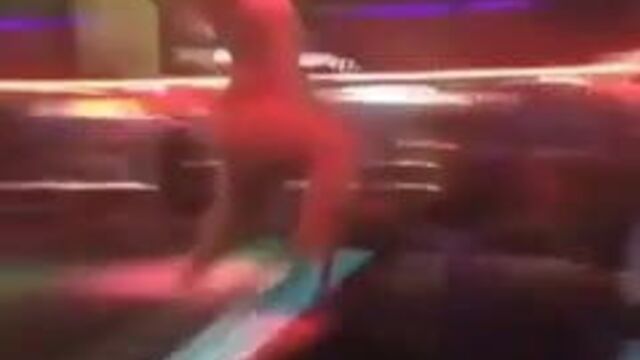 Карлик-стриптизерша терпит неудачу, лол