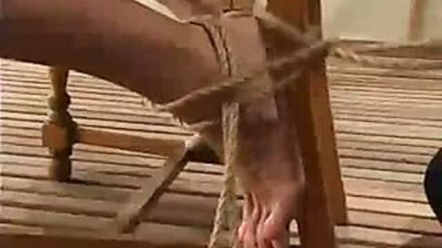 Невероятная техника бондажа для грудастой крошки Venus