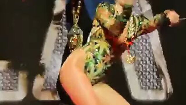 Miley Cyrus - тур с задницей Bangerz