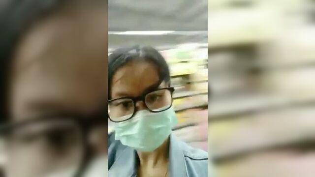 Большие азиатские сиськи в продуктовом магазине