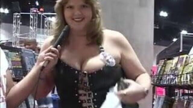 Женщины с большой грудью в бикини и кожаном шесте танцуют