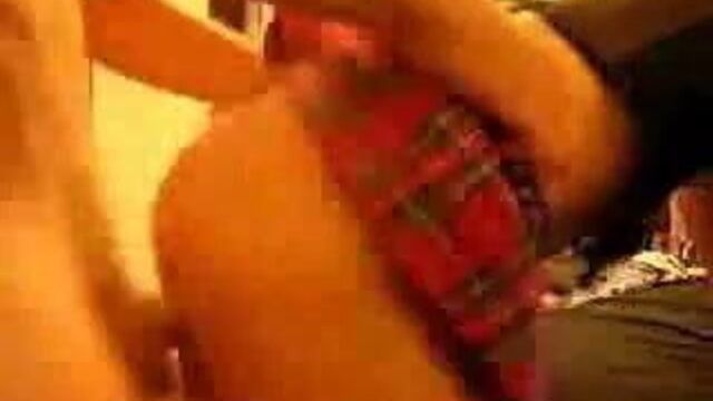 Горячая красная юбка-тартан доставляет удовольствие. наслаждайся