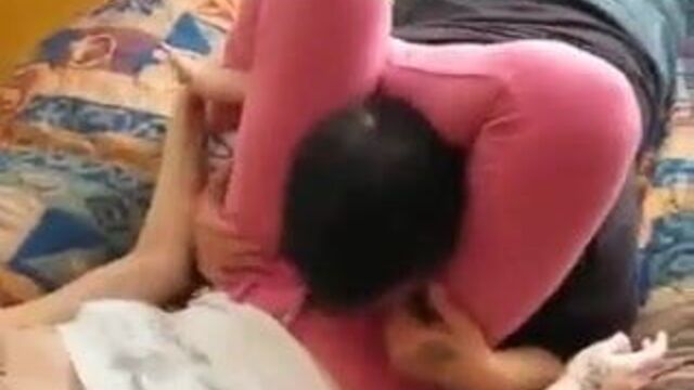 Lil Lok принадлежит ее сучка в розовых джинсах