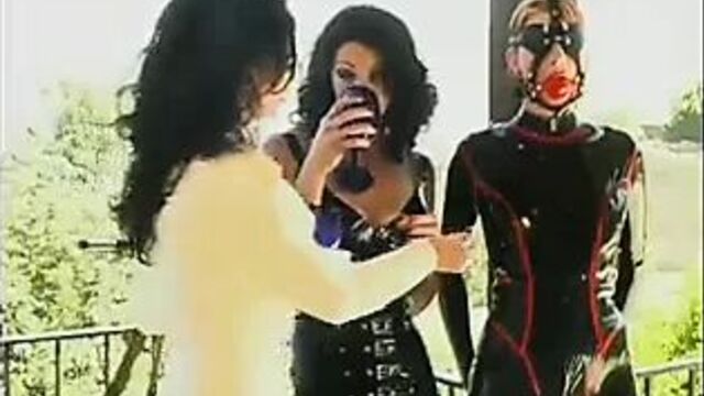 Пони играет в фетиш