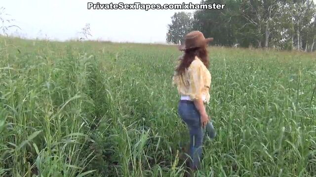 Amateurs зашла далеко в сексе в душе и играх для взрослых на улице