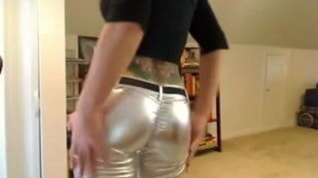 Девушка в серебряных леггинсах