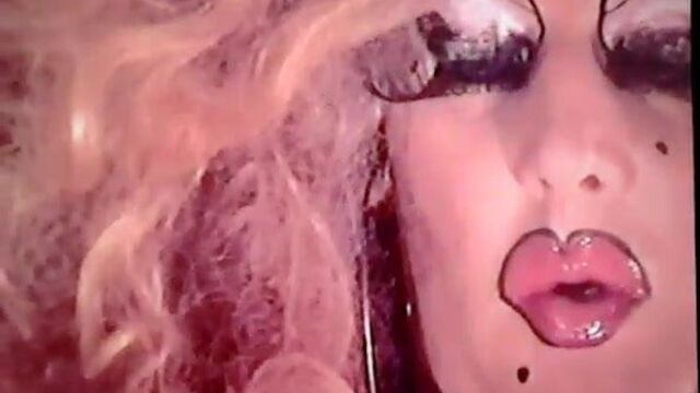 Красные губы курит Draqueen