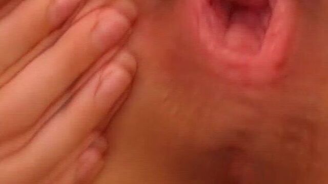 Delilah раздвинула и зияет своей киской