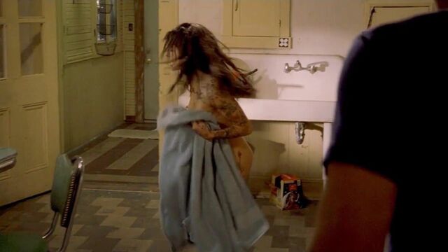 Sarah Shahi - обнаженная в пулю до головы scandalplanet.com