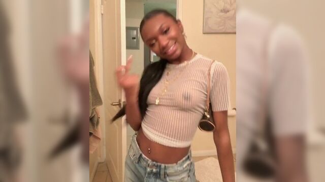 Черная сучка просвечивающаяся в рубашке