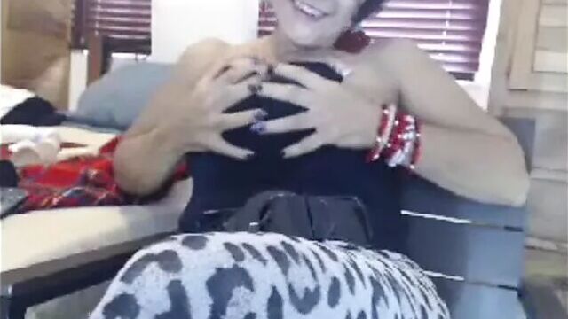 Ей 62 года, и она сексуально аф