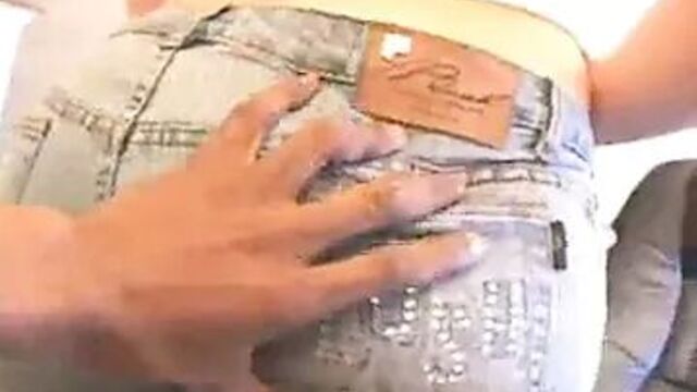 Белую девушку с белой девушкой с шикарной задницей трахают белым бриллиантом