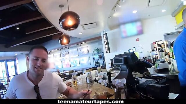 Сексуальная мясистая крошка в попковых шортах показывает на публике