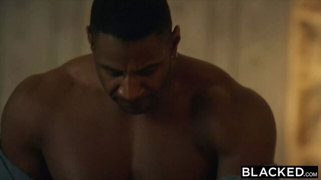 BLACKED Avery делится большим большим черным членом ее бойфренда с Bestie Ashley