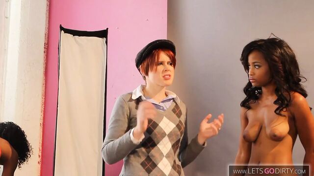 Черно-белый лесбийский тройничок на фотосессии