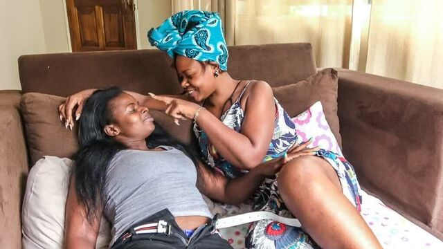 Черный лесбийский разговор в нижнем белье приводит к глубокому оральному сексу