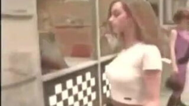 Молодая Jennifer Love с сисечками Hewitt подпрыгивает в тугой белой рубашке