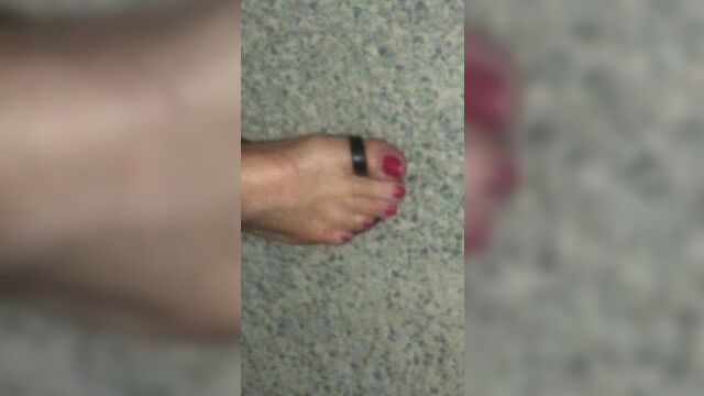 На улице в сбруе и в сандалиях со страпоном, член и бондаж яиц