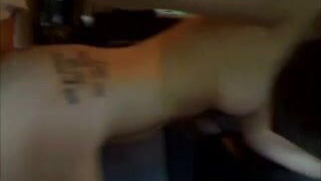 Тинки трахаются в их машине в любительском видео