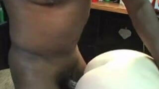 Черный чувак перебивает чокнутую на белой жопе милфы на трах-вечеринке в Денвере