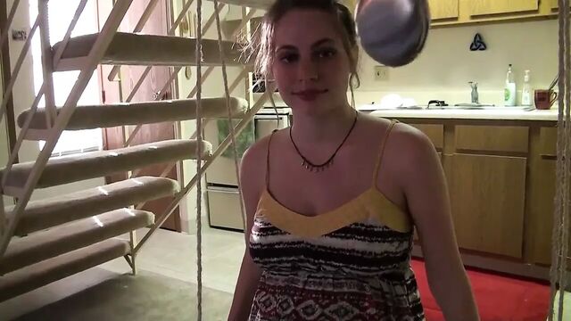 Беременная - кричащая девушка с огромным колоколом сосется